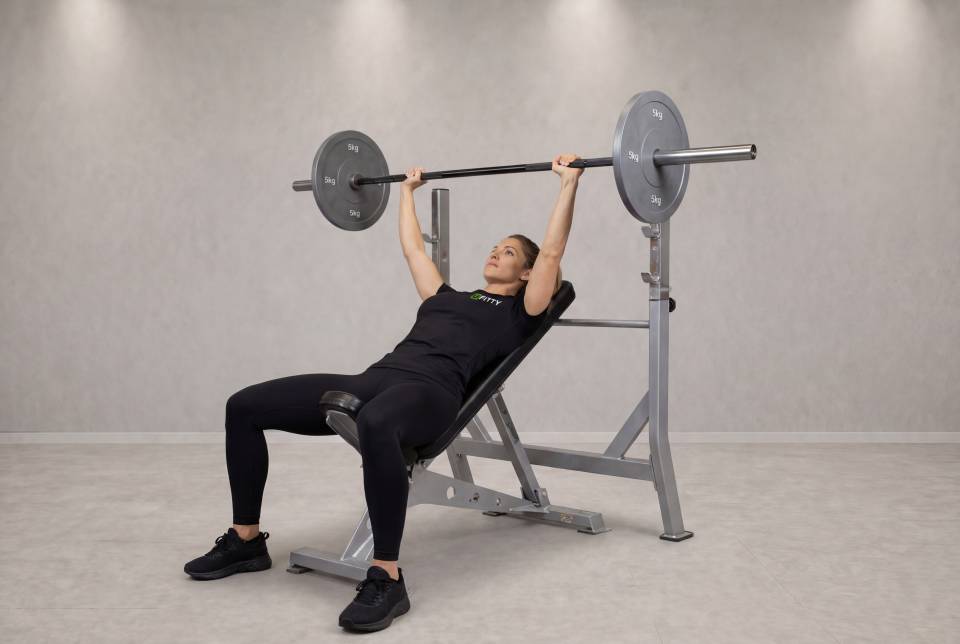 Barbell Incline Bench Press - Medium Grip
